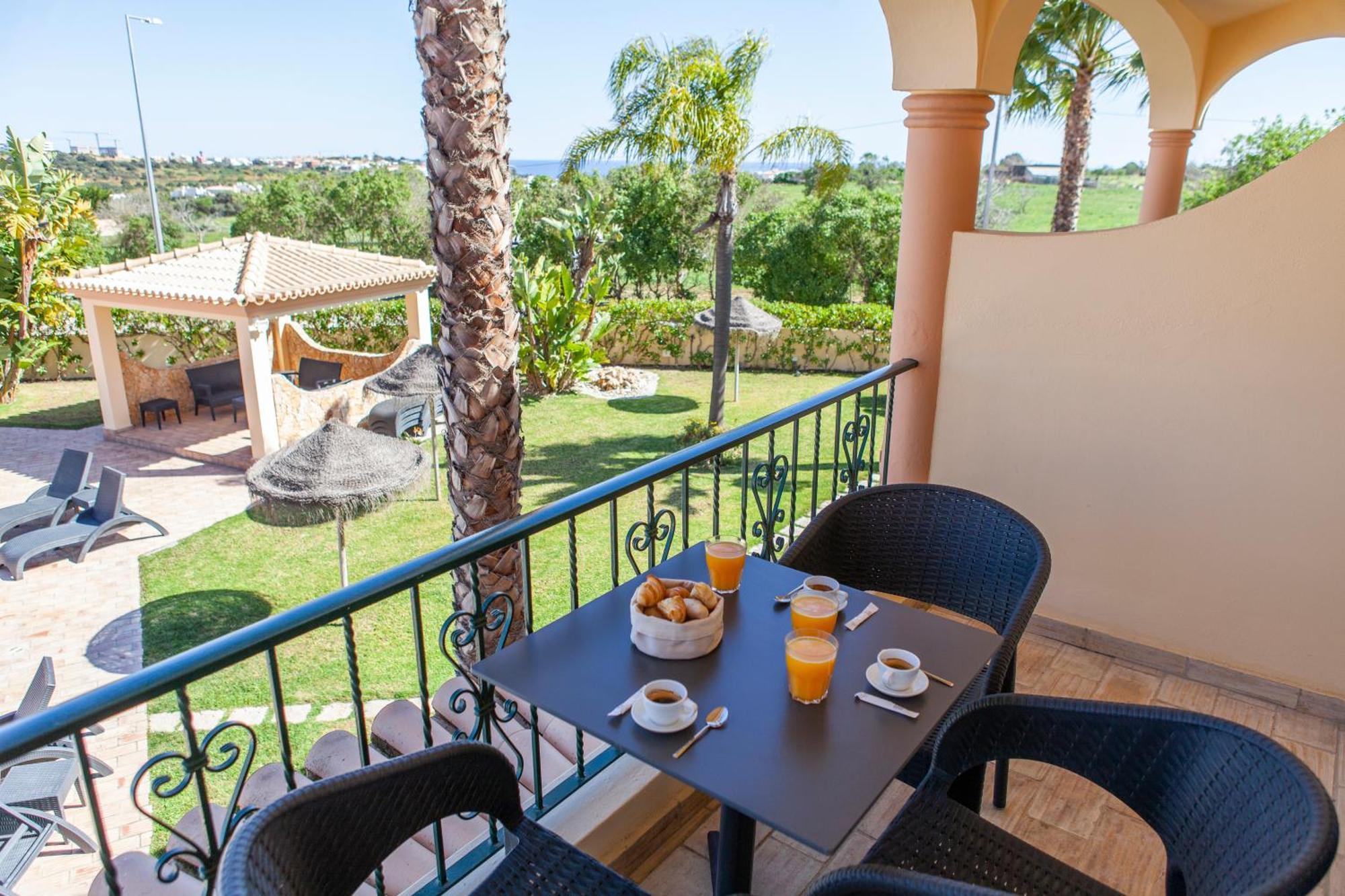 Atalaia Sol Aparthotel - Tennis & Heated Pool In Winter ลากอส ภายนอก รูปภาพ