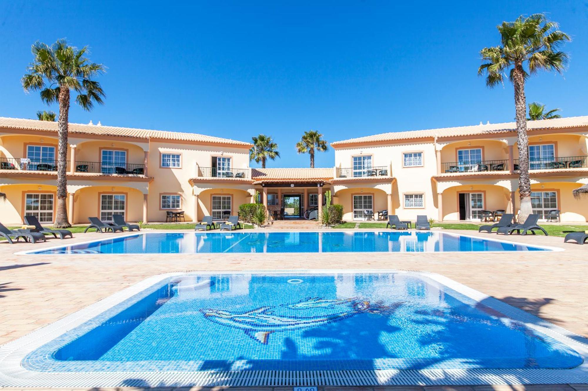 Atalaia Sol Aparthotel - Tennis & Heated Pool In Winter ลากอส ภายนอก รูปภาพ