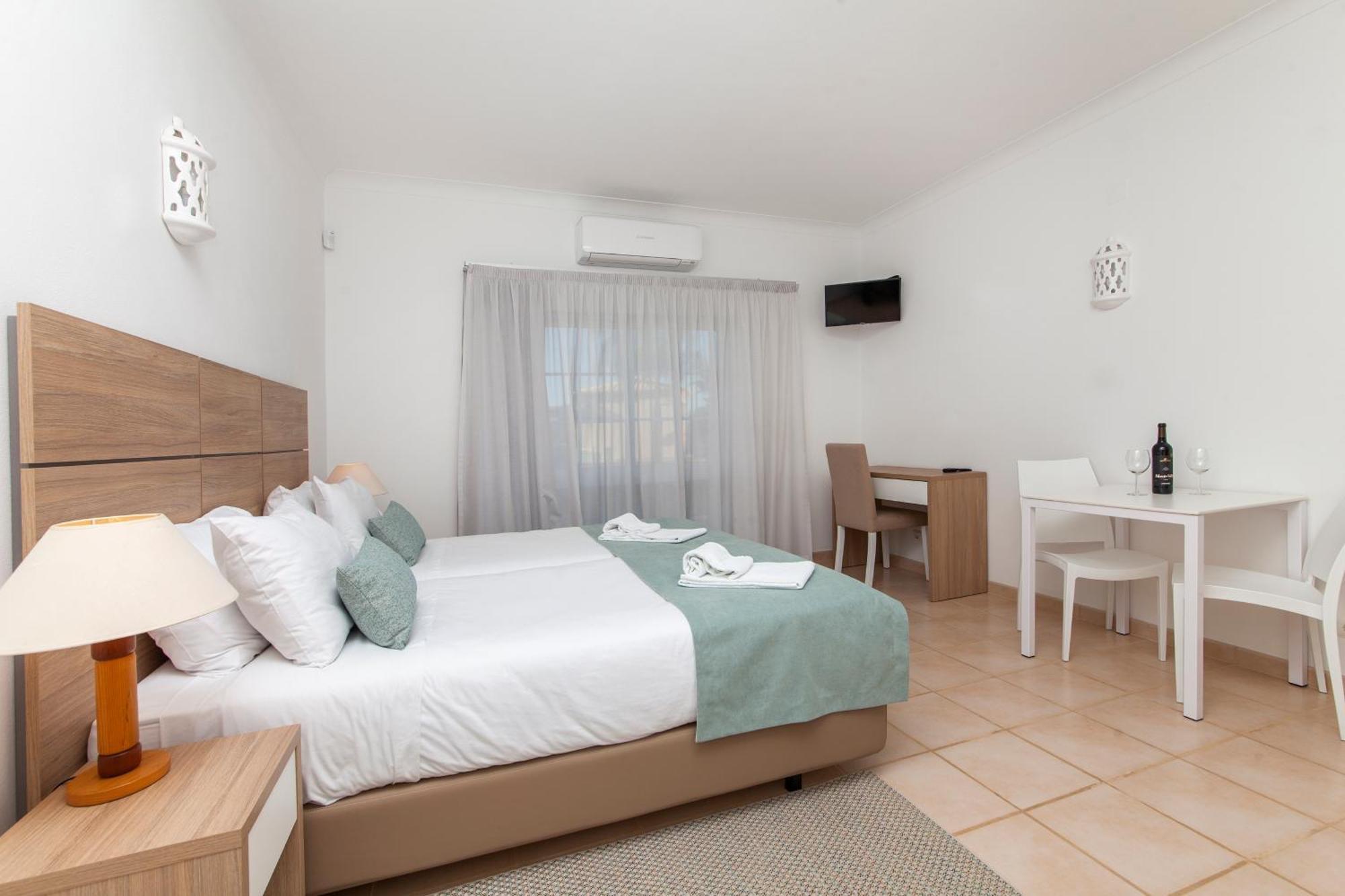 Atalaia Sol Aparthotel - Tennis & Heated Pool In Winter ลากอส ภายนอก รูปภาพ